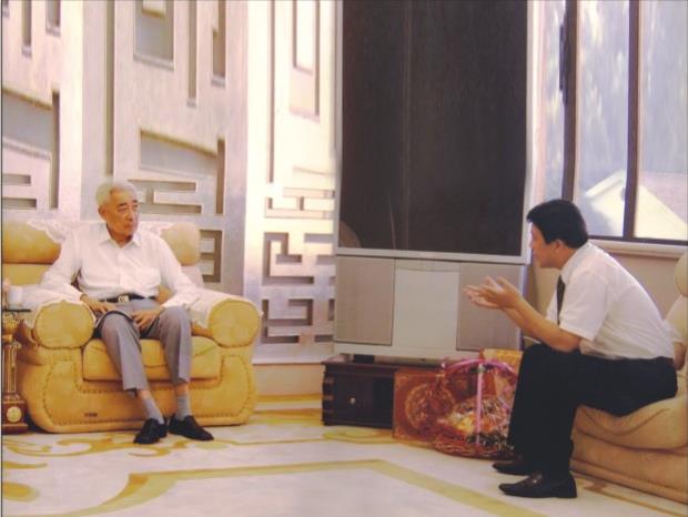 第十屆全國人大常委會副委員長丁石孫與王魯剛董事長親切交談.jpg