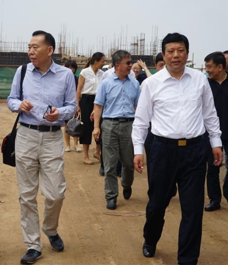 民盟山東省委主委王修林在董事長(zhǎng)王魯剛陪同下視察國(guó)開教育集團(tuán)萊西校區(qū).jpg