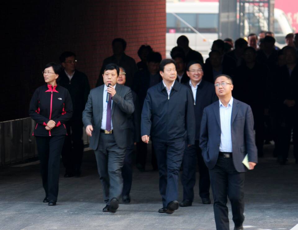 山東省委常委、青島市委書記李群帶領(lǐng)市委、市政府、市人大、市政協(xié)相關(guān)領(lǐng)導(dǎo)及青島市各市級機(jī)關(guān)及所屬市（區(qū)）主要負(fù)責(zé)人到2016年青島市重點(diǎn)項(xiàng)目之一的青島國開第二中學(xué)、萊西國開實(shí)驗(yàn)學(xué)校進(jìn)行觀摩指導(dǎo), 萊西市委書記劉圣珍、市長紀(jì)家棟、水集黨工委書記臧志勇、萊西市教體局局長李中禹、國開教育集團(tuán)董事長王魯剛等領(lǐng)導(dǎo)陪同參觀.jpg