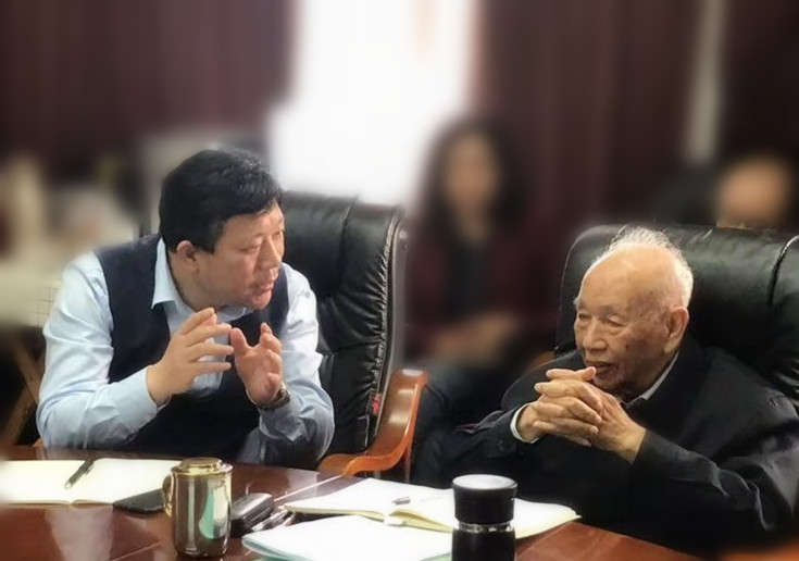 我國(guó)著名教育家、高等教育學(xué)泰斗、廈門(mén)大學(xué)原副校長(zhǎng)、海外教育學(xué)院院長(zhǎng)、國(guó)務(wù)院學(xué)位委員會(huì)教育學(xué)科評(píng)審組召集人，中國(guó)高等教育學(xué)會(huì)副會(huì)長(zhǎng)、全國(guó)高等教育學(xué)研究會(huì)理事長(zhǎng)潘愗元老先生與王魯剛董事長(zhǎng)親切會(huì)談.jpg
