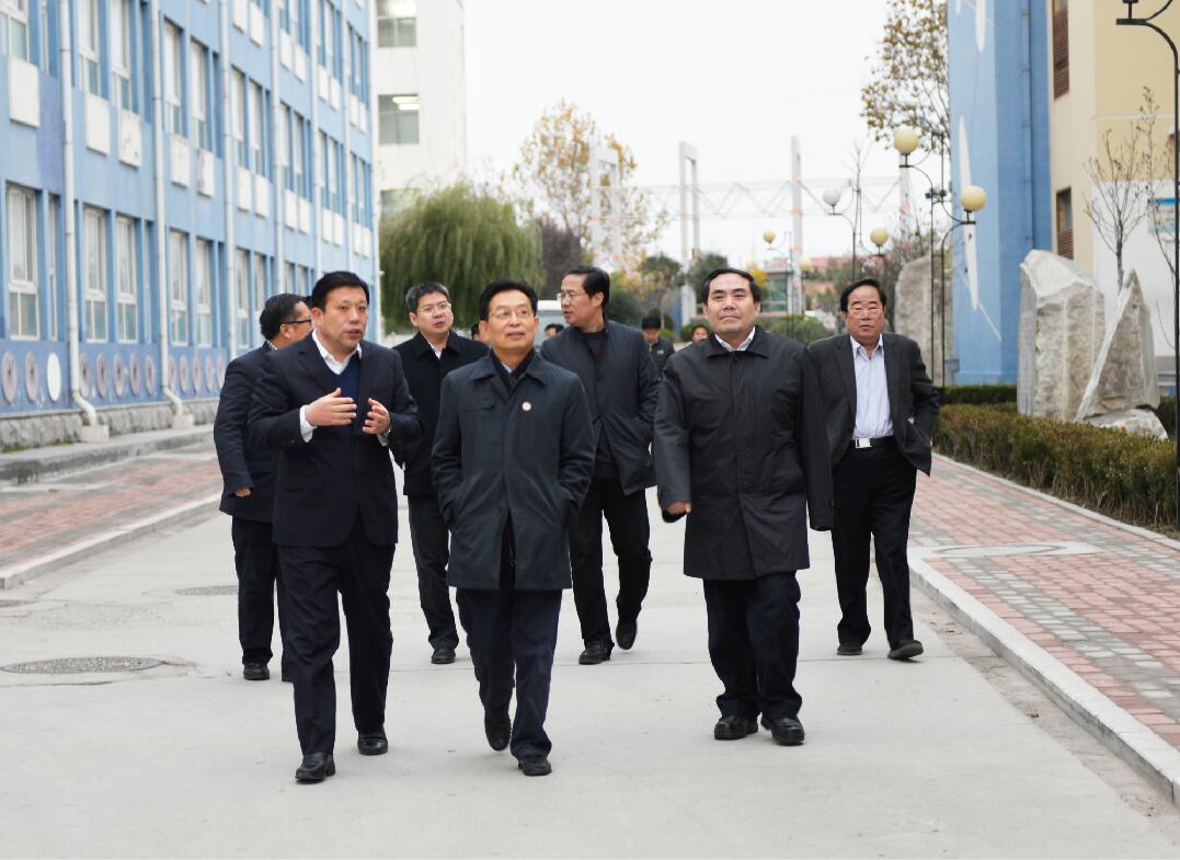 中共中央宣傳部秘書長(zhǎng)官景輝視察國開教育集團(tuán)，青島市委常委、市政府黨組副書記、副市長(zhǎng)王廣正，平度市委常委、副市長(zhǎng)毛軍響，平度市人民政府副市長(zhǎng)朱江，集團(tuán)董事長(zhǎng)王魯剛等陪同 .jpg